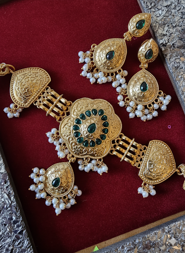 DEVDETI GOLD PLATED GREEN CHOKER SET FOR WOMEN