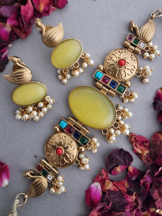 KYRIA  GOLD PLATED YELLOW CHOKER SET WITH EARRINGS