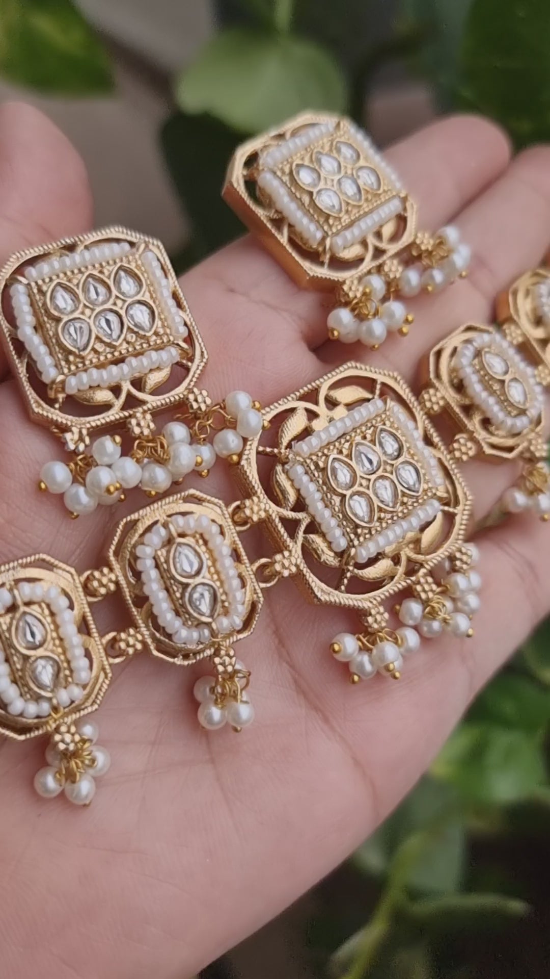 ANAHIRA GOLD PLATED KUNDAN CHOKER SET WITH EARRINGS