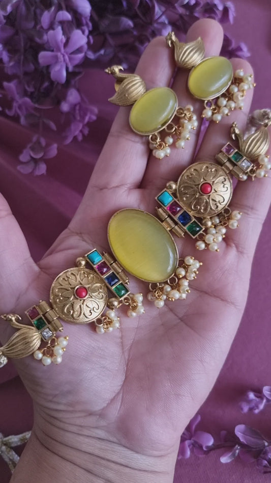 KYRIA  GOLD PLATED YELLOW CHOKER SET WITH EARRINGS